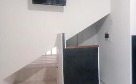 A Apartaestudio central amoblado con cocina y baño